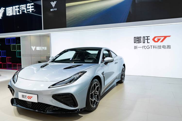 深圳294哪吒汽车在智能汽车领域的表现，领途汽车在新能源汽车市场中的影响力